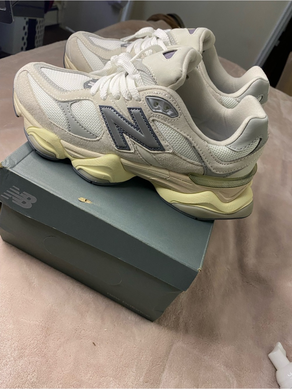 New Balance Women’s Cream sneakers shoes size 6.5